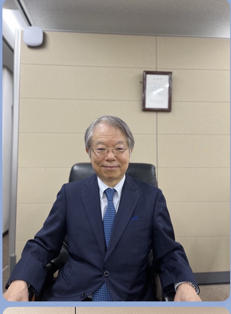 穏やかな表情で椅子に座る上田久之